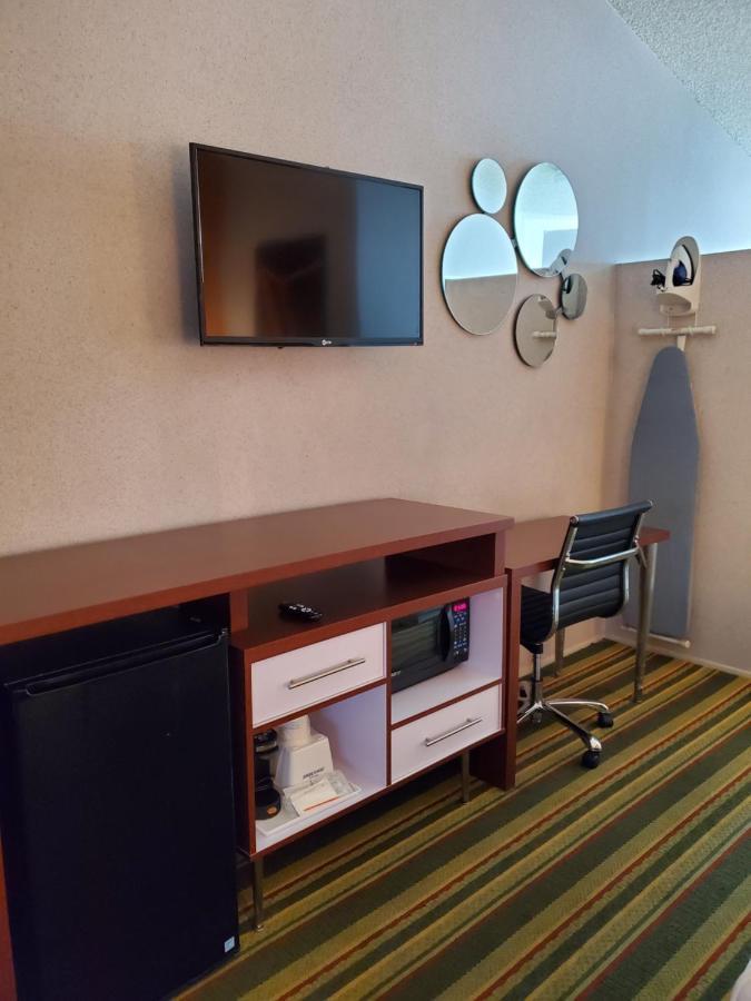 Howard Johnson By Wyndham Airport/downtown Area Hotel Phoenix